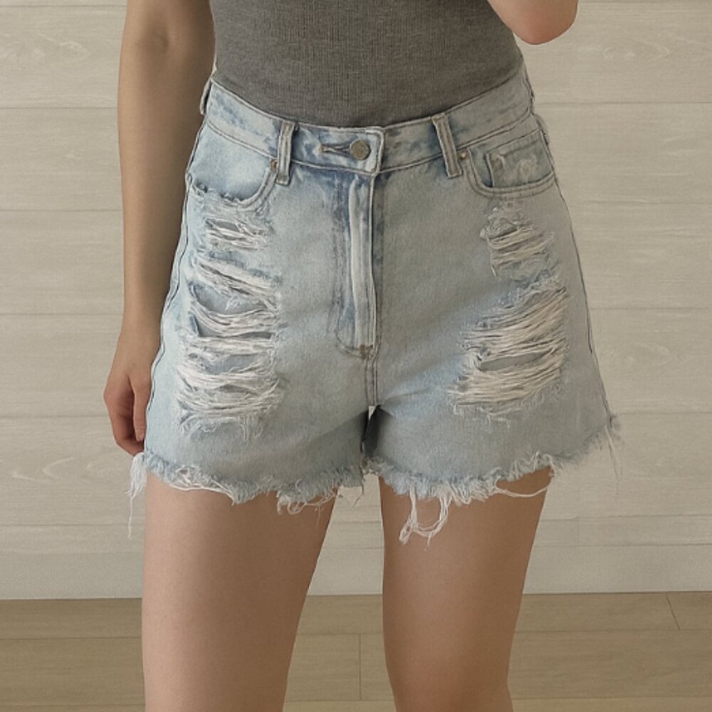American Eagle High Rise Mom Shorts Size 4 Light Wash Distressed Denim